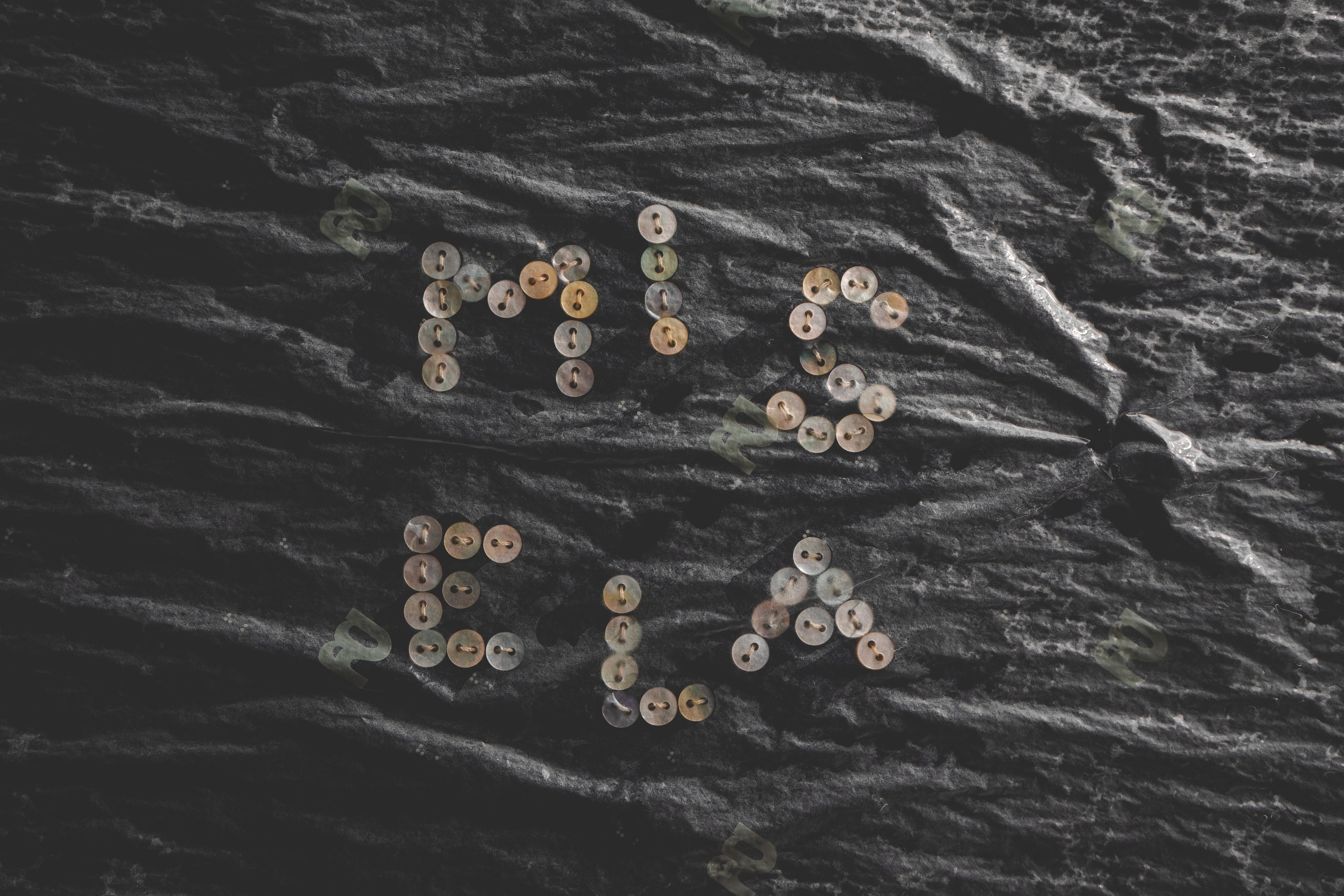 Signature Pearl Tee in Detail with view on Buttons wet Silkpaper on top