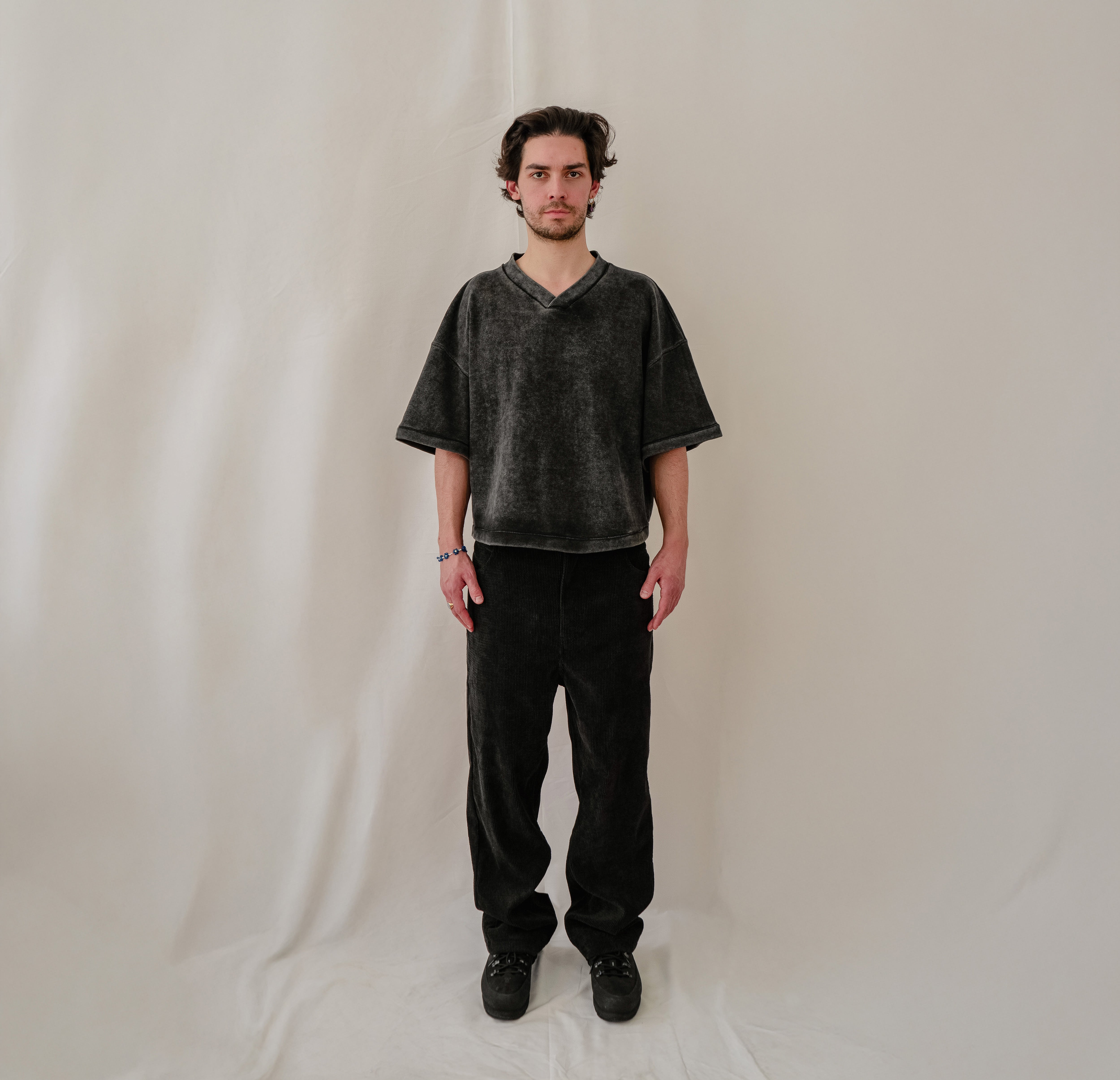 Cropped Baseball T-Shirt in Faded Black with V-Neck and Heavyweight Cotton - Frontview