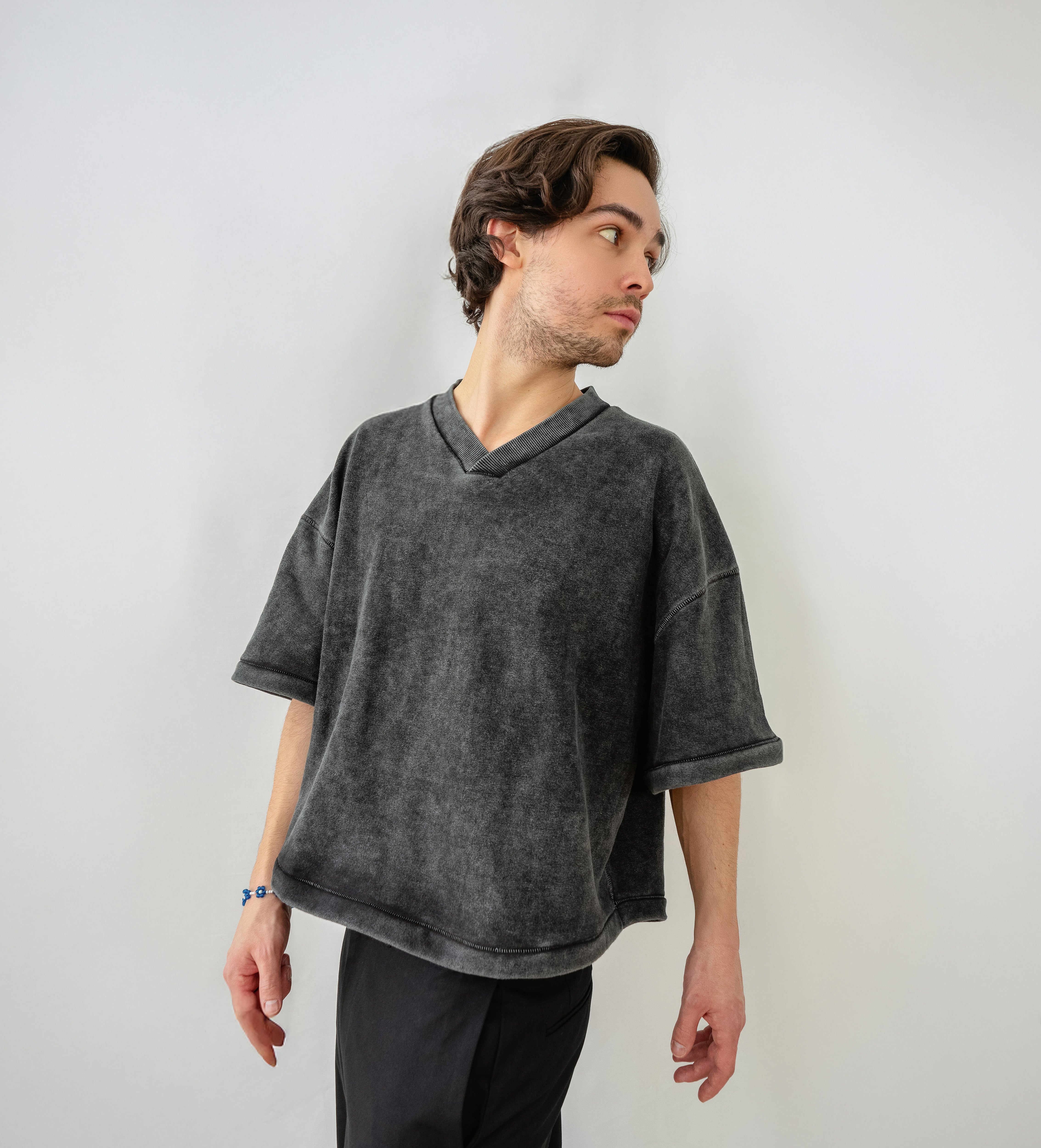 Cropped Baseball T-Shirt in Faded Black with V-Neck and Heavyweight Cotton - Sideview