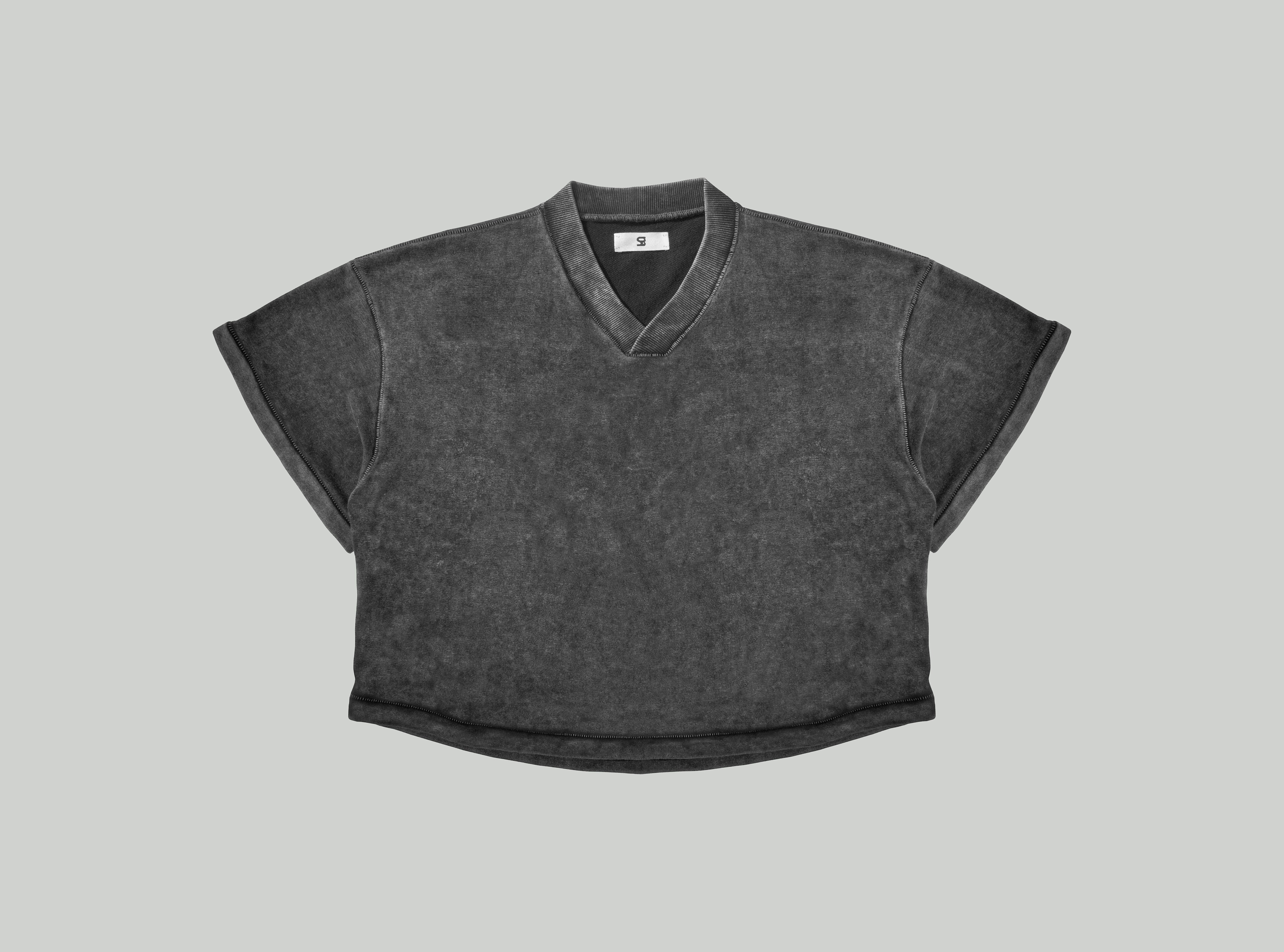 Cropped Baseball T-Shirt in Faded Black with V-Neck and Heavyweight Cotton - Frontview