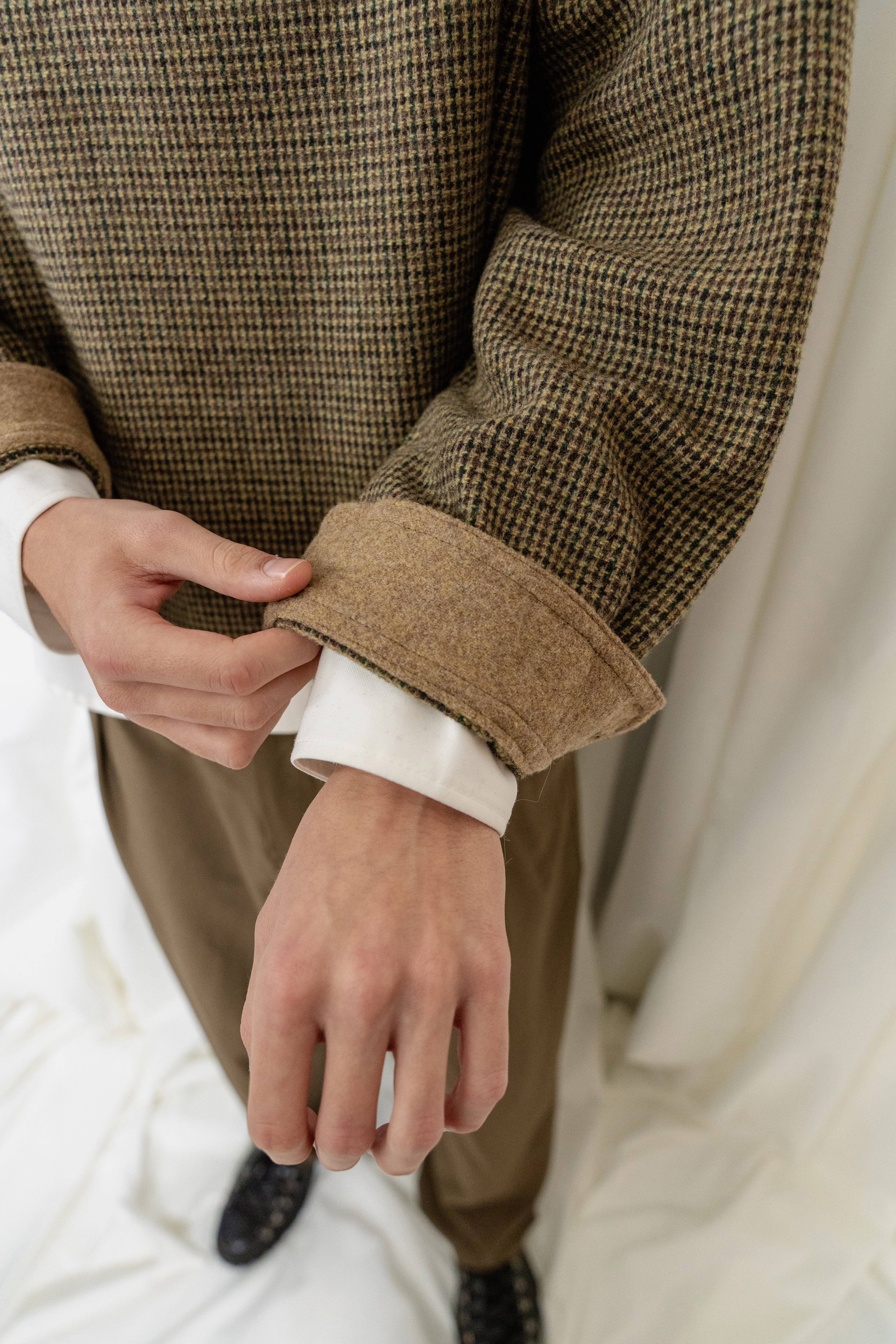Japanese Wool Top with Houndstooth fabric and front zip in boxy fit - Sleevedetail
